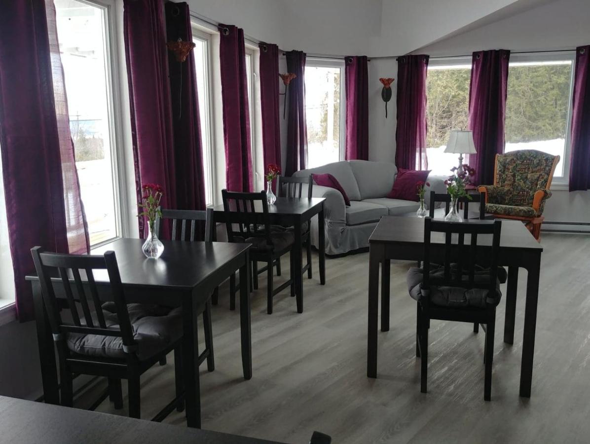 Dans Les Bras De Memphre Bed & Breakfast Magog Exterior photo