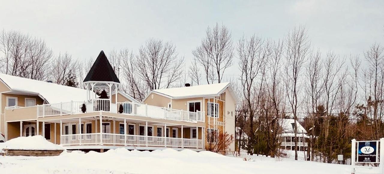 Dans Les Bras De Memphre Bed & Breakfast Magog Exterior photo